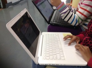 casal kids on laptops
