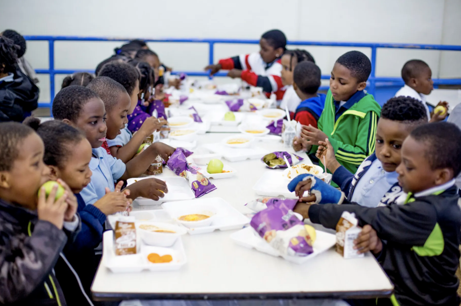 Universal lunch may help NYC students view their schools as safer places, a report finds